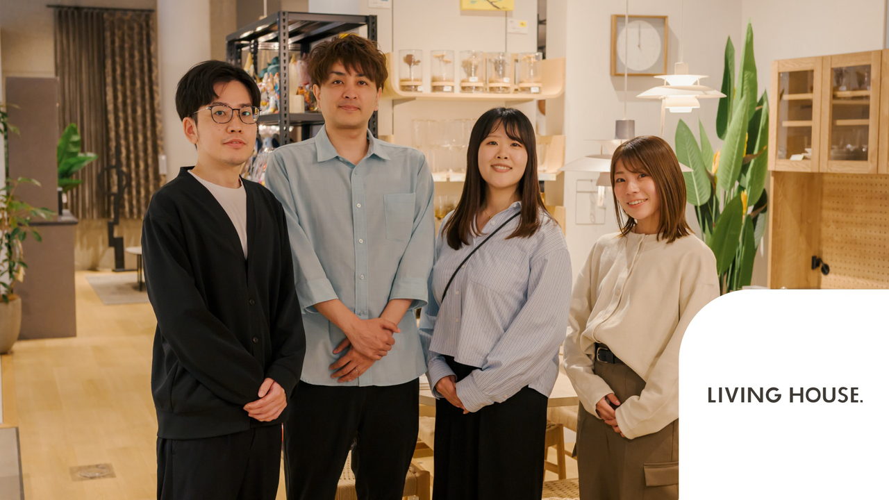 家具・インテリア「LIVING HOUSE.」様の導入事例、店舗で取材に応じた担当チームの写真
